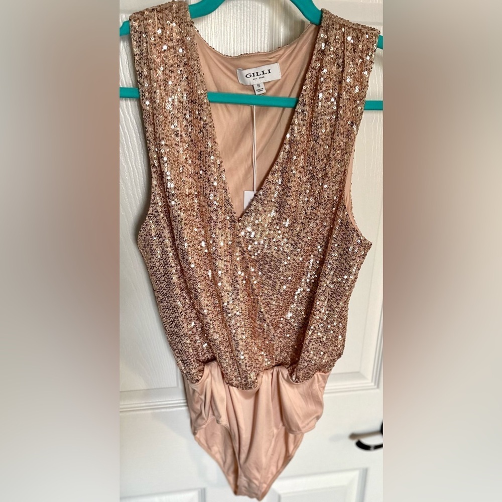 ‼️RARE‼️🎸GILLI🎸🔥NWT🔥V Neck Sequins Bodysuit in Champagne Rose—S